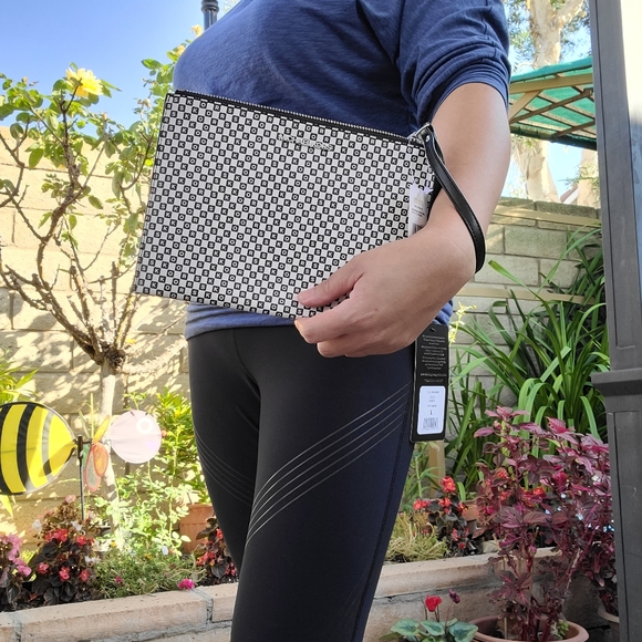 🆕 Michael Kors JetSet Clutch NYC  (clutch only) - Picture 2 of 3